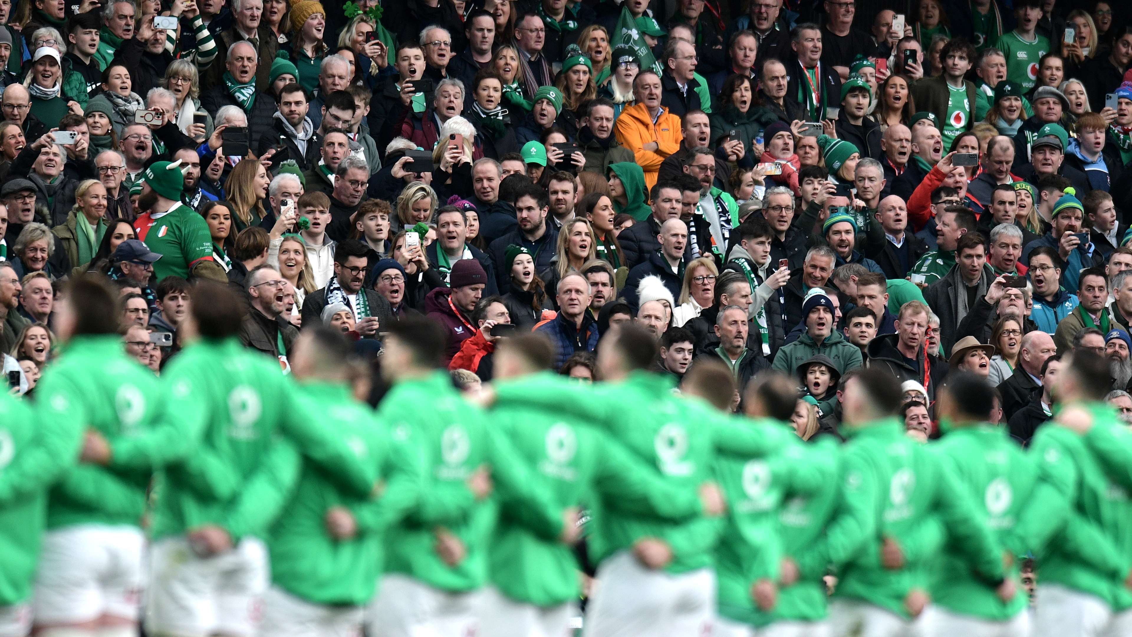 二者之间的 二者之间的